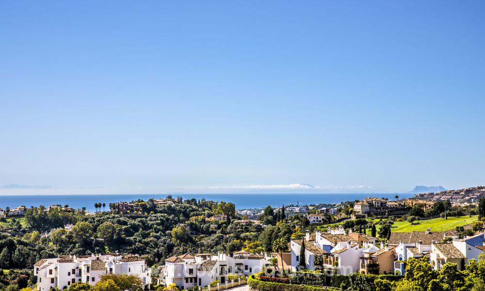 Nieuwe moderne appartementen te koop in Benahavis - Marbella met golf en zeezicht. Instapklaar. 7357
