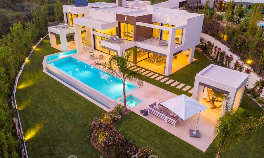 Te koop in Nueva Andalucia, Marbella: Nieuwe moderne villa in aanbouw 28960