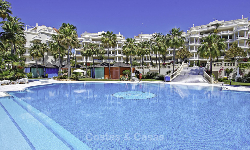 Eerstelijns strand luxe appartement en penthouse te koop in Las Dunas Park, New Golden Mile, Marbella - Estepona 42384