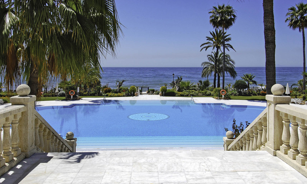 Eerstelijns strand luxe appartement en penthouse te koop in Las Dunas Park, New Golden Mile, Marbella - Estepona 42389