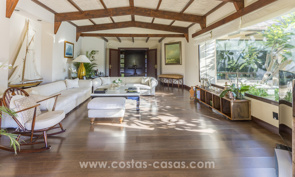 Exclusieve design villa te koop met Aziatische accenten, eerstelijnsgolf in een gated community in Marbella 17421