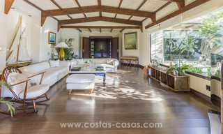 Exclusieve design villa te koop met Aziatische accenten, eerstelijnsgolf in een gated community in Marbella 17421 