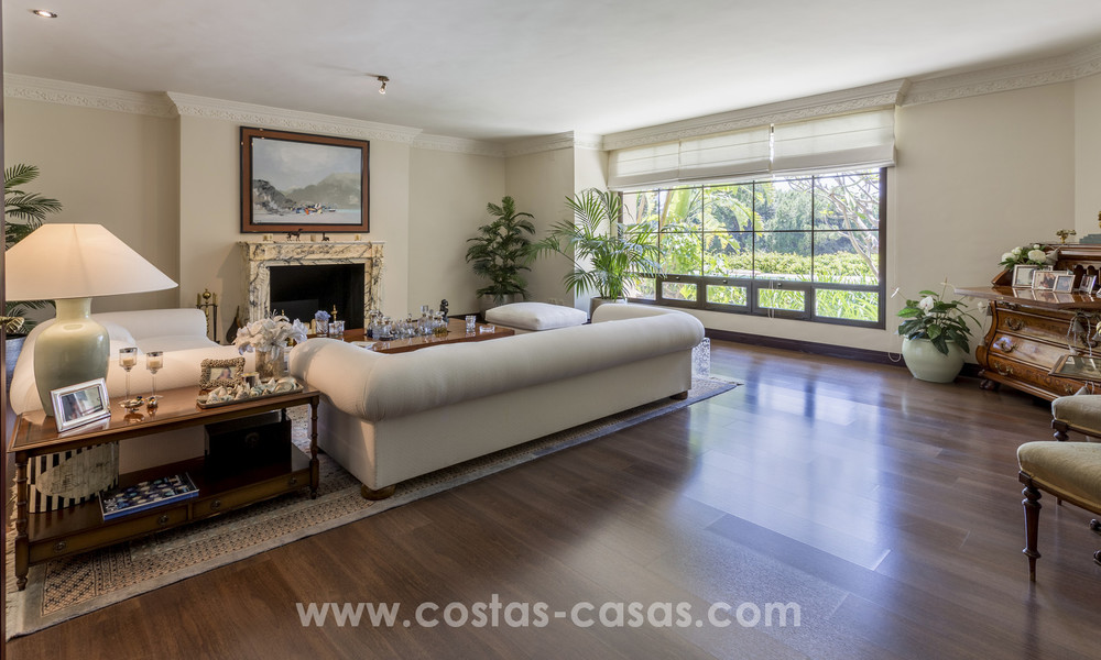 Exclusieve design villa te koop met Aziatische accenten, eerstelijnsgolf in een gated community in Marbella 17422