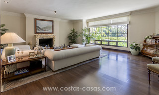 Exclusieve design villa te koop met Aziatische accenten, eerstelijnsgolf in een gated community in Marbella 17422 