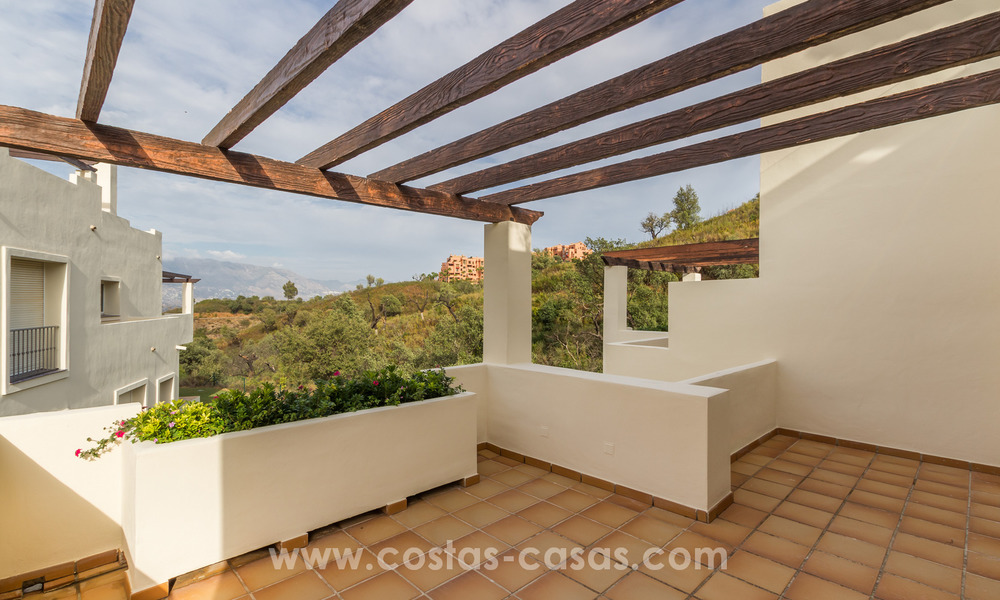 Nieuwe luxe appartementen te koop in Andalusische stijl temidden de natuur in Marbella 21573