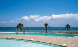 Instapklare spectaculair moderne luxe eerstelijns strand appartementen te koop in Estepona, Costa del Sol 27754 