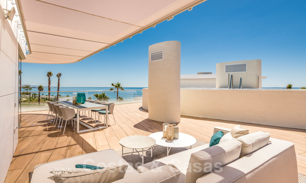 Instapklare spectaculair moderne luxe eerstelijns strand appartementen te koop in Estepona, Costa del Sol 27767