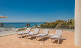 Instapklare spectaculair moderne luxe eerstelijns strand appartementen te koop in Estepona, Costa del Sol 27817 