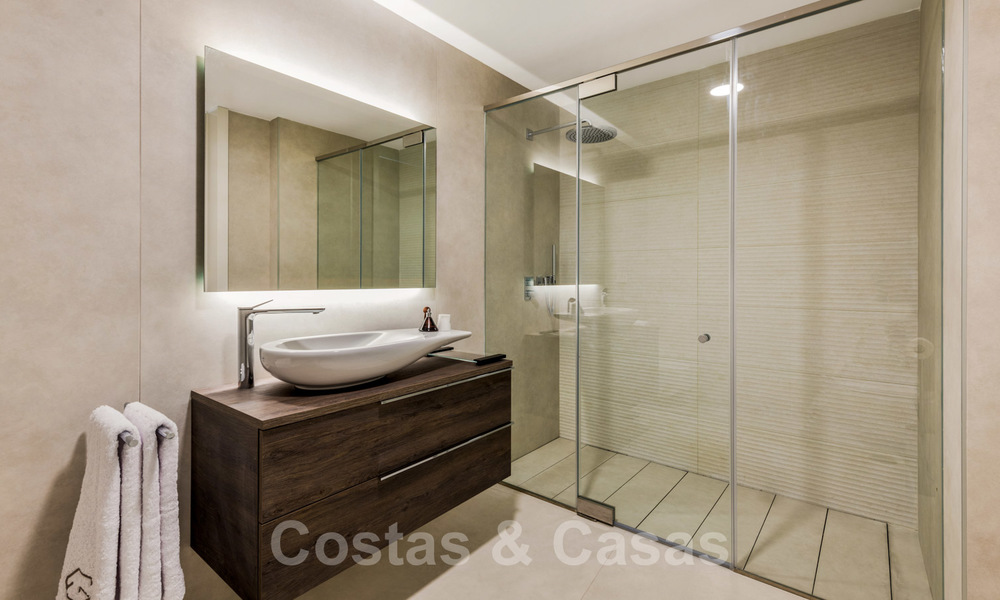 Instapklare spectaculair moderne luxe eerstelijns strand appartementen te koop in Estepona, Costa del Sol 27821