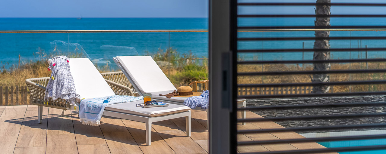 Instapklare moderne luxe eerstelijnsstrand villa te koop in een exclusief complex in Estepona, Costa del Sol
