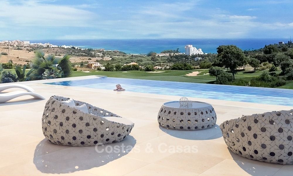 Nieuwe moderne villa te koop, Eerstelijn golf met zeezicht in Estepona, Costa del Sol 356