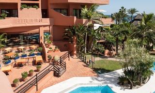 Te koop in Hotel Kempinski, Marbella - Estepona: Gerenoveerd appartement in moderne stijl 320 