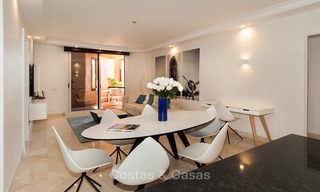 Te koop in Hotel Kempinski, Marbella - Estepona: Gerenoveerd appartement in moderne stijl 334 