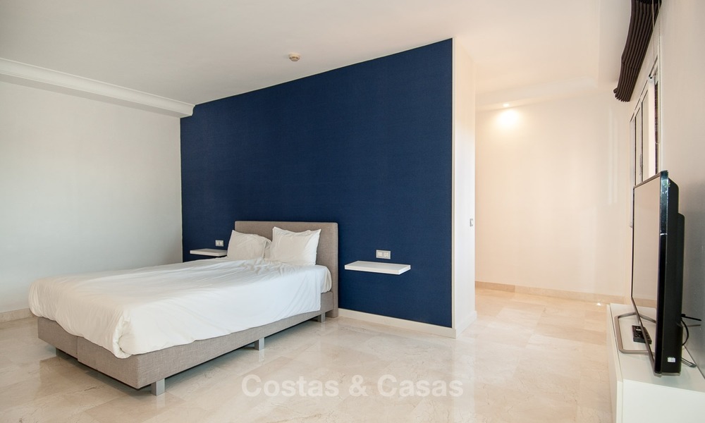 Te koop in Hotel Kempinski, Marbella - Estepona: Gerenoveerd appartement in moderne stijl 347