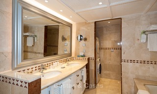 Te koop in Hotel Kempinski, Marbella - Estepona: Gerenoveerd appartement in moderne stijl 350 