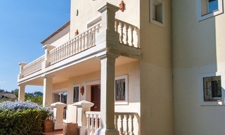 Ruime villa te koop in Nueva Andalucia, Marbella, op loopafstand van voorzieningen en Puerto Banus 500 