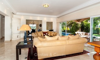Elegante, op het zuiden gelegen frontline golf villa te koop, gelegen in Benahavis - Marbella met zeezicht 611 