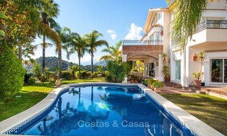 Elegante, op het zuiden gelegen frontline golf villa te koop, gelegen in Benahavis - Marbella met zeezicht 616 