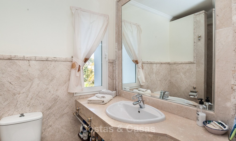 Elegante, op het zuiden gelegen frontline golf villa te koop, gelegen in Benahavis - Marbella met zeezicht 626