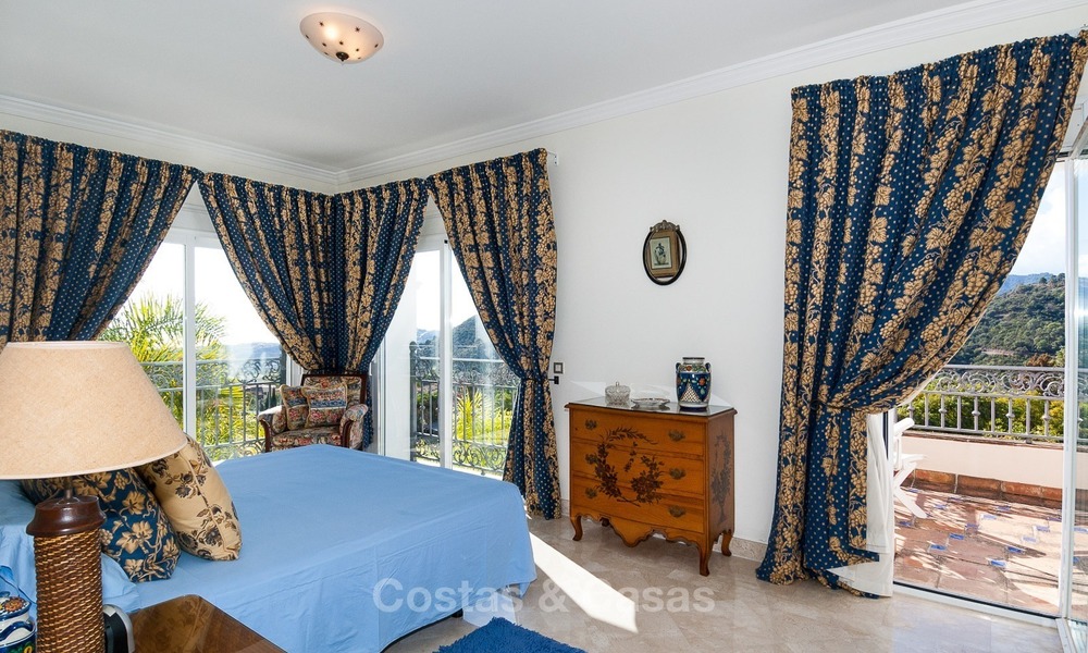 Elegante, op het zuiden gelegen frontline golf villa te koop, gelegen in Benahavis - Marbella met zeezicht 627