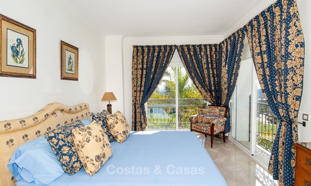 Elegante, op het zuiden gelegen frontline golf villa te koop, gelegen in Benahavis - Marbella met zeezicht 628