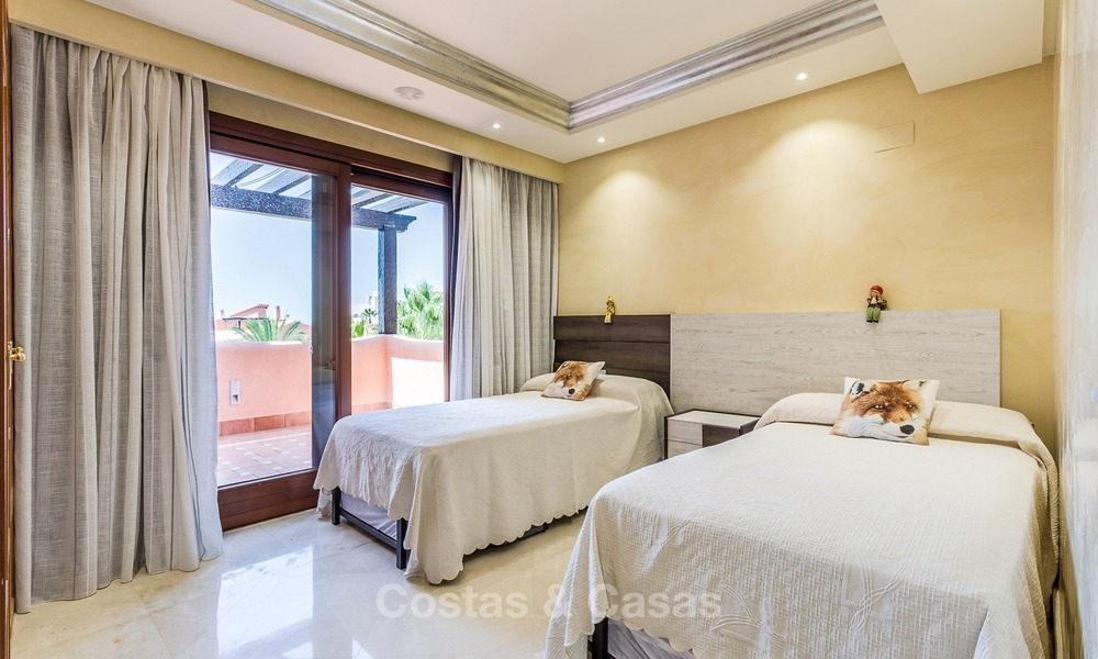 Eerstelijns strand penthouse appartement te koop op de New Golden Mile tussen Marbella en Estepona 990