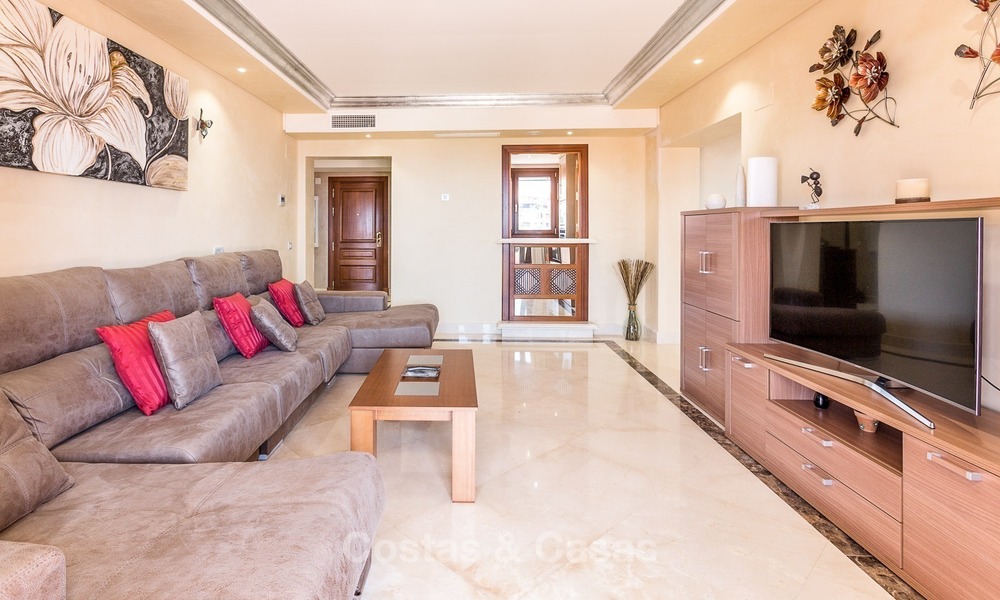 Eerstelijns strand penthouse appartement te koop op de New Golden Mile tussen Marbella en Estepona 1003