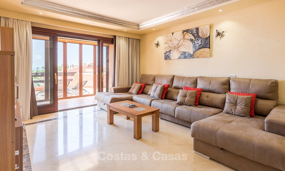Eerstelijns strand penthouse appartement te koop op de New Golden Mile tussen Marbella en Estepona 1005