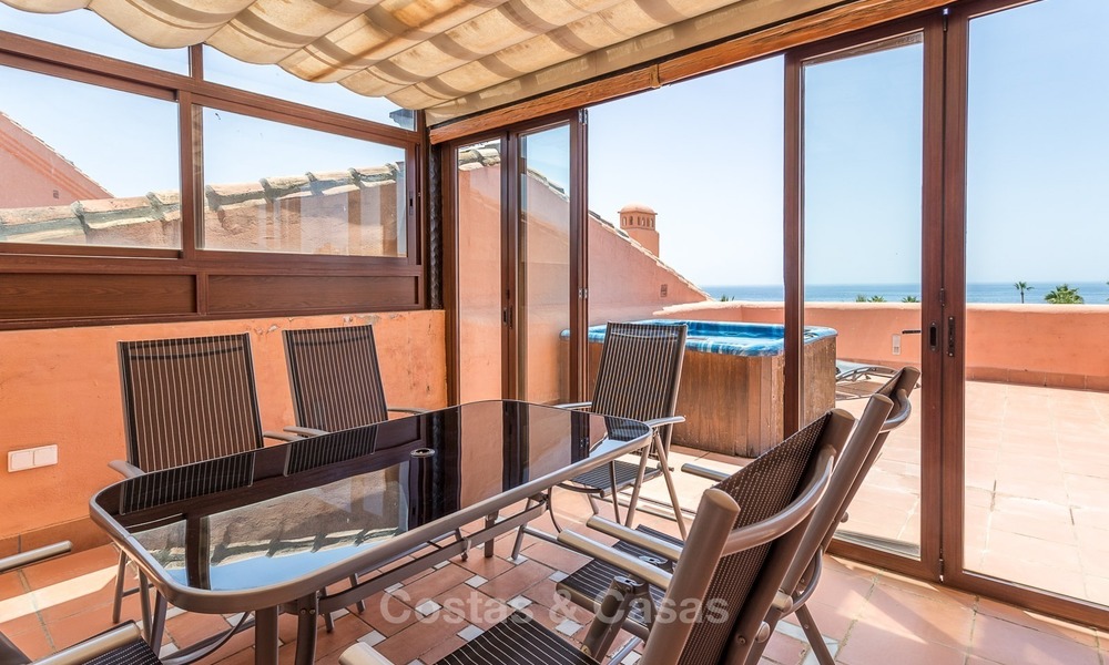 Eerstelijns strand penthouse appartement te koop op de New Golden Mile tussen Marbella en Estepona 1015