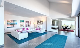 Exclusieve Moderne villa te koop met zeezicht in een golfresort in Marbella - Benahavis 1021 