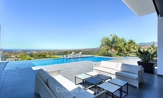 Exclusieve Moderne villa te koop met zeezicht in een golfresort in Marbella - Benahavis 1024 