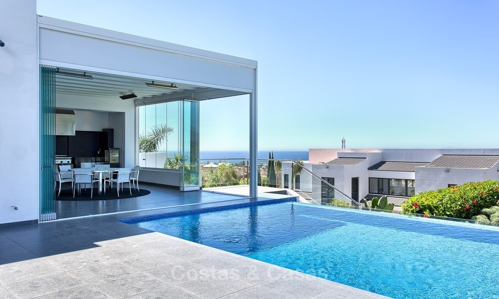 Exclusieve Moderne villa te koop met zeezicht in een golfresort in Marbella - Benahavis 1025