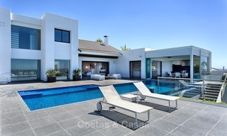 Exclusieve Moderne villa te koop met zeezicht in een golfresort in Marbella - Benahavis 1026 
