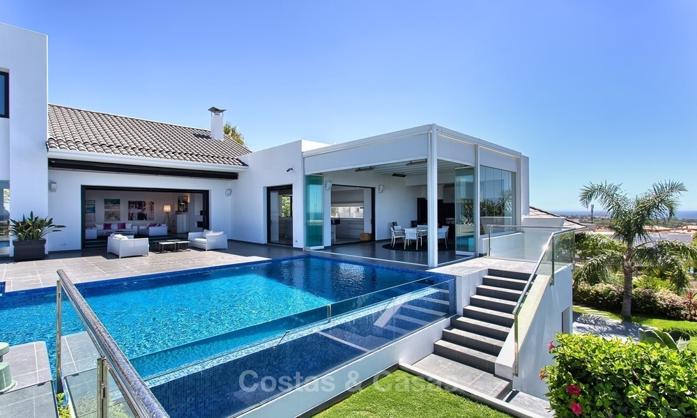 Exclusieve Moderne villa te koop met zeezicht in een golfresort in Marbella - Benahavis 1028