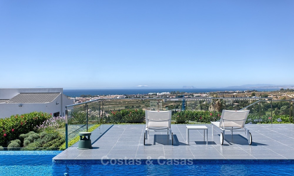 Exclusieve Moderne villa te koop met zeezicht in een golfresort in Marbella - Benahavis 1030