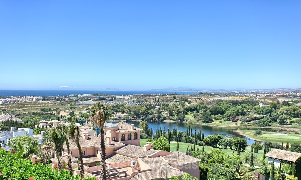 Exclusieve Moderne villa te koop met zeezicht in een golfresort in Marbella - Benahavis 1031