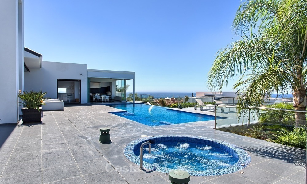 Exclusieve Moderne villa te koop met zeezicht in een golfresort in Marbella - Benahavis 1032