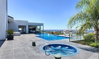 Exclusieve Moderne villa te koop met zeezicht in een golfresort in Marbella - Benahavis 1032 