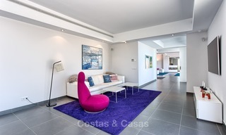 Exclusieve Moderne villa te koop met zeezicht in een golfresort in Marbella - Benahavis 1033 