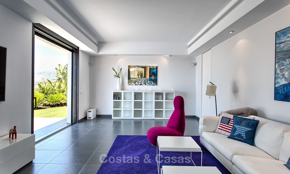 Exclusieve Moderne villa te koop met zeezicht in een golfresort in Marbella - Benahavis 1034