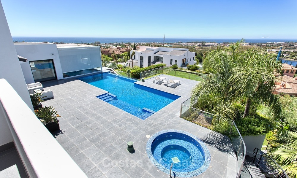 Exclusieve Moderne villa te koop met zeezicht in een golfresort in Marbella - Benahavis 1036