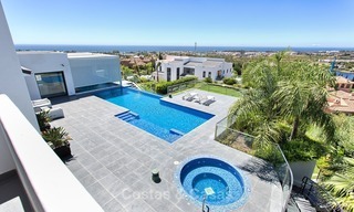 Exclusieve Moderne villa te koop met zeezicht in een golfresort in Marbella - Benahavis 1036 