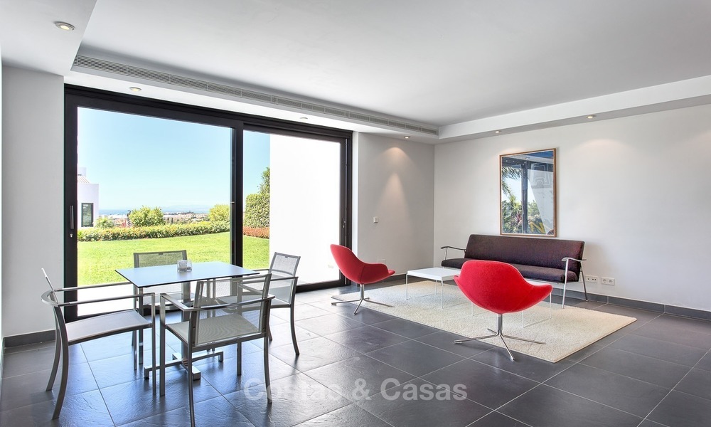 Exclusieve Moderne villa te koop met zeezicht in een golfresort in Marbella - Benahavis 1039