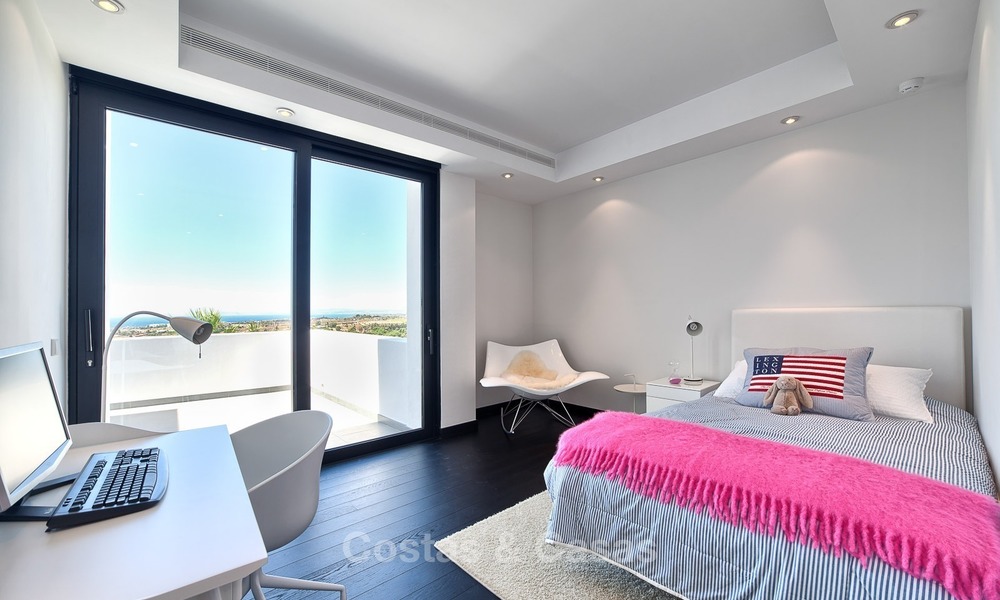 Exclusieve Moderne villa te koop met zeezicht in een golfresort in Marbella - Benahavis 1053