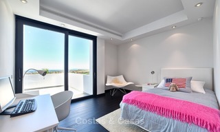 Exclusieve Moderne villa te koop met zeezicht in een golfresort in Marbella - Benahavis 1053 
