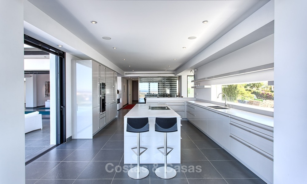 Exclusieve Moderne villa te koop met zeezicht in een golfresort in Marbella - Benahavis 1060