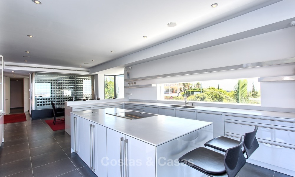 Exclusieve Moderne villa te koop met zeezicht in een golfresort in Marbella - Benahavis 1061