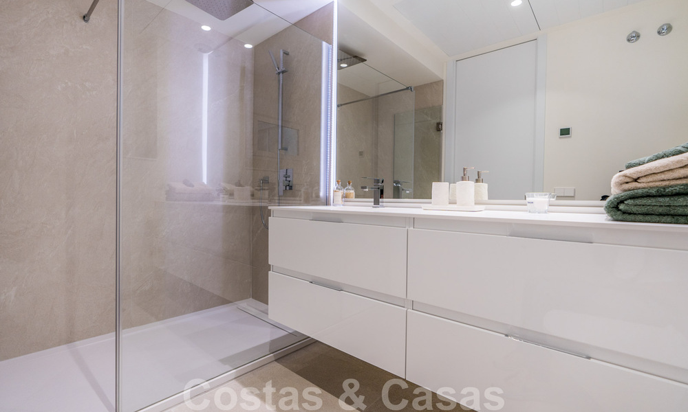 Moderne Luxe Appartementen te koop, direct aan de strandboulevard gelegen, in Estepona centrum. Opgeleverd! 40601