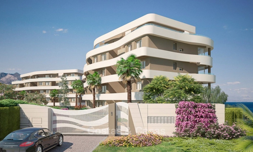 Nieuwbouw moderne appartementen te koop, direct aan het Strand, in Mijas Costa. Voltooid. Laatste en beste unit! Penthouse met enorm terras en privé plonsbad. 1314