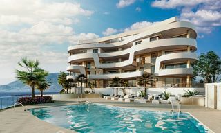 Nieuwbouw moderne appartementen te koop, direct aan het Strand, in Mijas Costa. Voltooid. Laatste en beste unit! Penthouse met enorm terras en privé plonsbad. 28134 